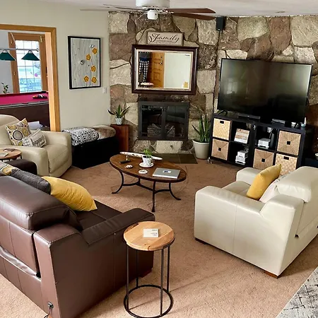 Cheerful Single Story 3-Bedroom Home W Pool Table